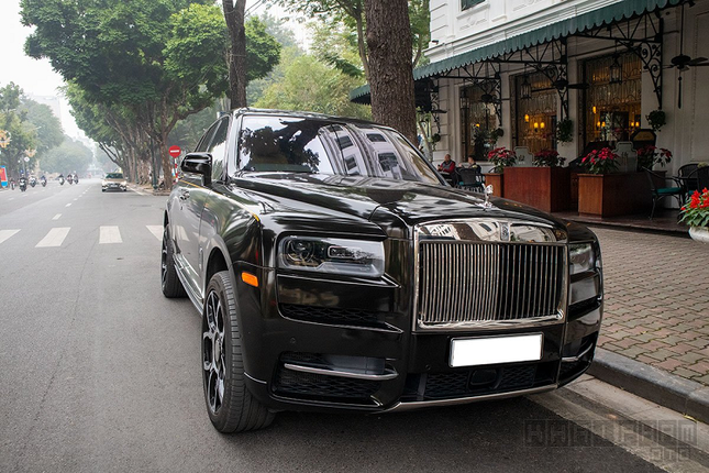 Rolls-Royce Cullinan 'do' Black Badge ca tinh giua Ha Noi