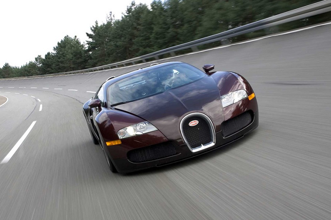Thay gi tu lan lap ky luc 15 nam truoc cua 'ong hoang toc do' Bugatti Veyron?