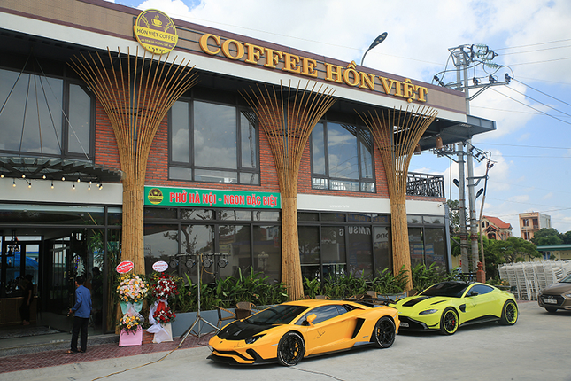 Dai gia Sai Gon mang 2 sieu xe Lamborghini Aventador S LP740-4 va Aston Martin V8 Vantage hon 60 ty ve Hai Duong-Hinh-5