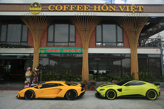 Dai gia Sai Gon mang 2 sieu xe Lamborghini Aventador S LP740-4 va Aston Martin V8 Vantage hon 60 ty ve Hai Duong