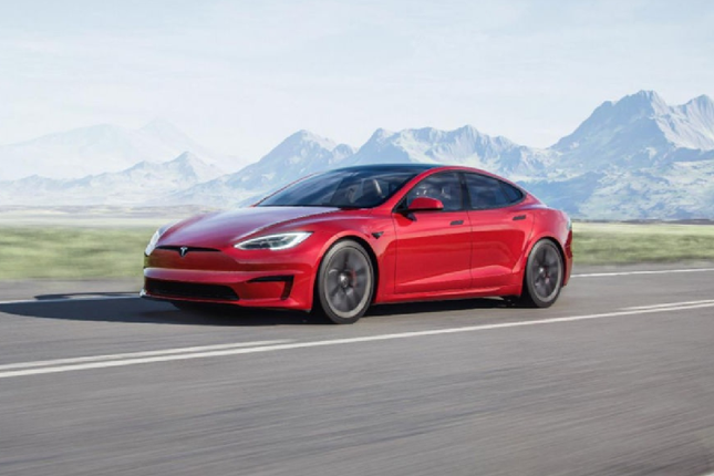 Can canh xe dien Tesla Model S 2021 chay hon 800 km chi 1 lan sac