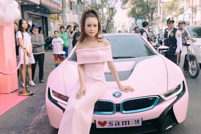 Hotgirl Sam mua xe sang tang cho me di cho-Hinh-2