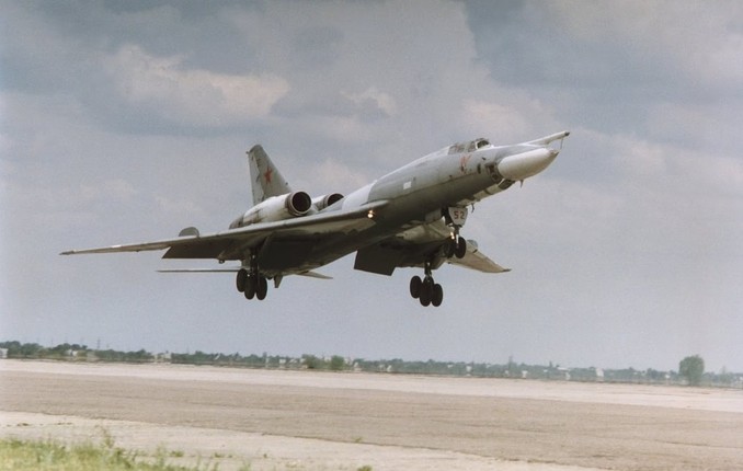 Vi sao phi cong Lien Xo tu choi dung may bay nem bom Tu-22?-Hinh-8