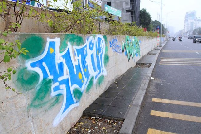 Ve graffiti tu phat tren duong tram ty o Ha Noi-Hinh-2