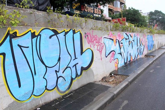 Ve graffiti tu phat tren duong tram ty o Ha Noi-Hinh-4