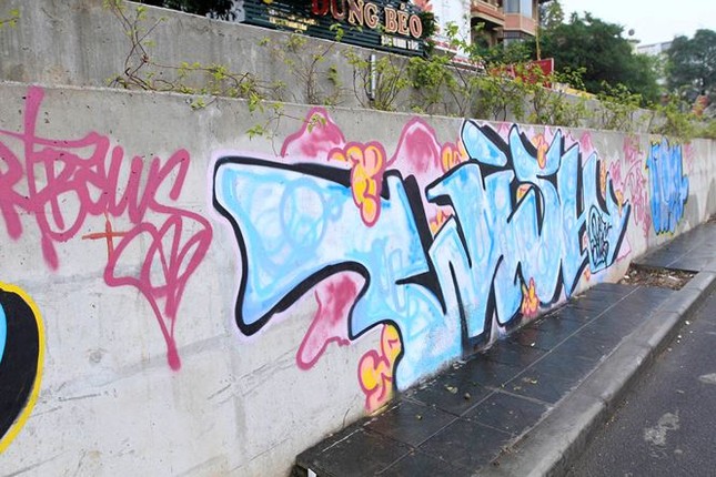 Ve graffiti tu phat tren duong tram ty o Ha Noi-Hinh-6