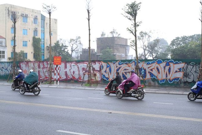 Ve graffiti tu phat tren duong tram ty o Ha Noi-Hinh-9
