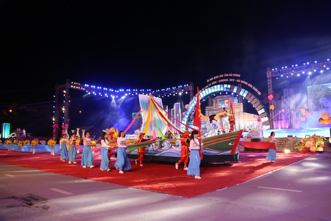Anh: Hang nghin nguoi tham gia le hoi duong pho Carnaval Hai Duong-Hinh-11