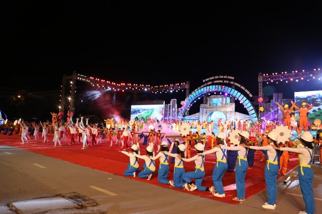Anh: Hang nghin nguoi tham gia le hoi duong pho Carnaval Hai Duong-Hinh-2