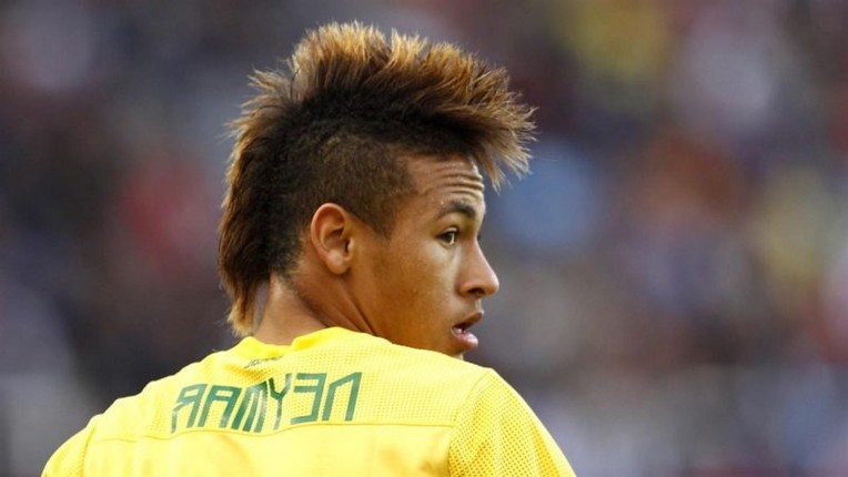 Cau thu Neymar khoe thoi trang sanh dieu, toc nhuom hong chat choi-Hinh-3