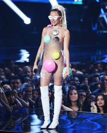 Nhung lan Miley Cyrus bi chi trich vi nhung trang phuc phan cam-Hinh-5