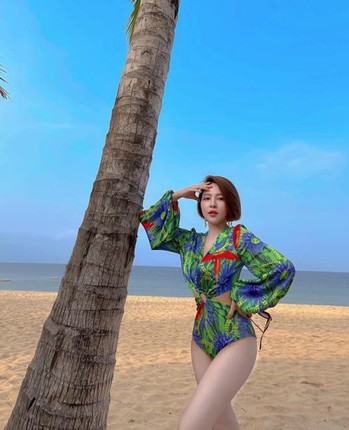 Hotgirl Tram Anh mac bikini khoe dang nong bong