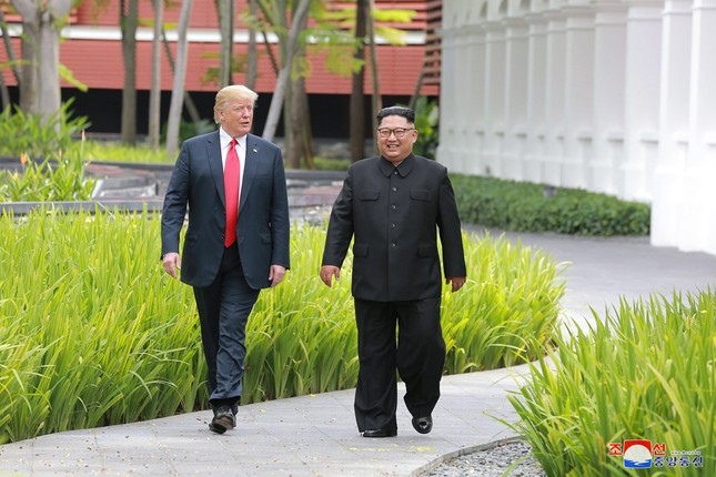 Hinh anh than thiet nong am cua Tong thong Donald Trump va Chu tich Kim Jong-un-Hinh-6