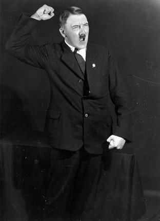 Hitler cung co nhung khoanh khac cuc 'ngo ngan'-Hinh-2