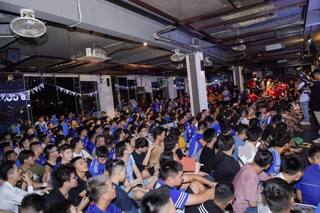 Fan Chelsea va MU o Viet Nam xuyen dem 'xem chung' tran ban ket FA Cup