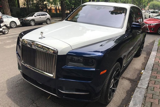 Can canh 2 chiec Rolls-Royce Cullinan gia 100 ty tren pho-Hinh-8