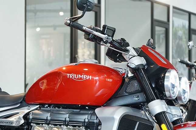 Moto Triumph Rocket 3 gia tu 869 trieu tai Viet Nam-Hinh-4