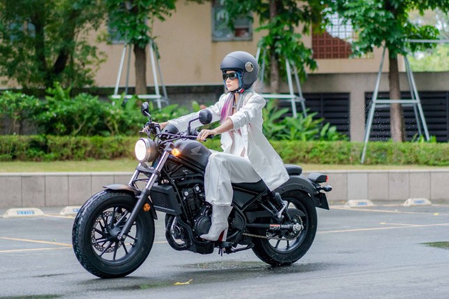 Hoa hau H'Hen Nie chi hon 200 trieu mua moto Honda Rebel-Hinh-8
