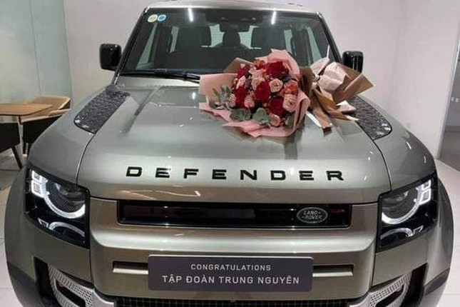 Dai gia Dang Le Nguyen Vu chi 4 ty tau Land Rover Defender