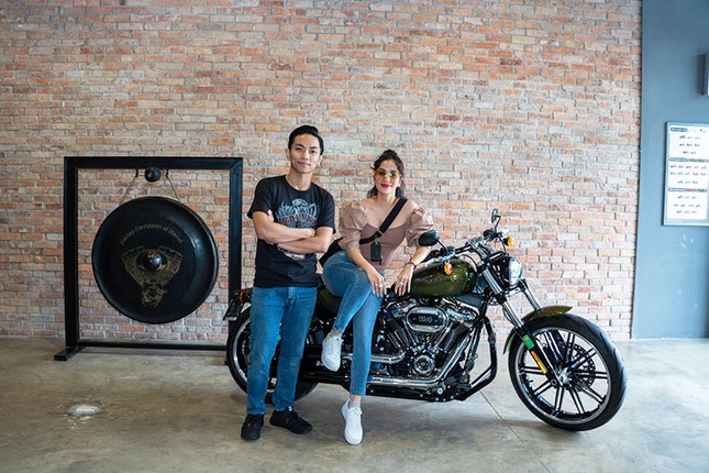 Khanh Thi tau Harley-Davidson gia 849 trieu tang chong Phan Hien sau chien tich 3 HCV-Hinh-2