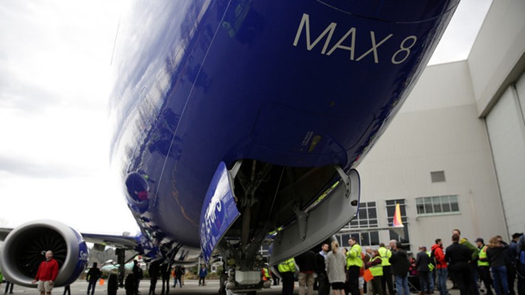 May bay Boeing 737 MAX bi “cam cua“ vi khien hang tram nguoi thiet mang-Hinh-3