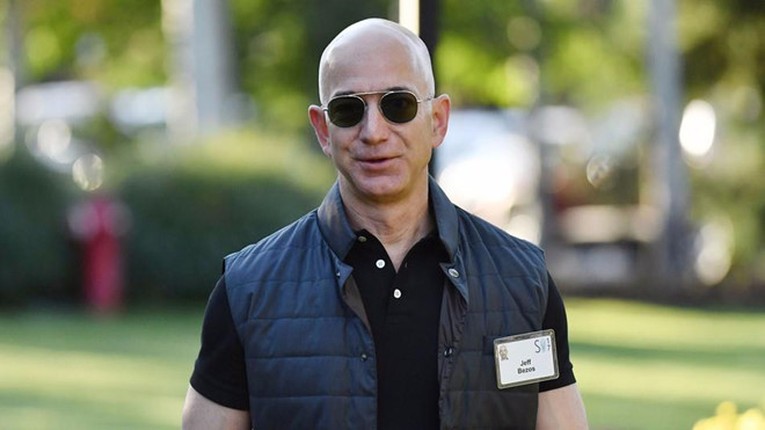 CEO Amazon Jeff Bezos kiem duoc hon 3 ty dong moi phut-Hinh-3