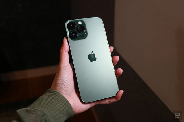 Can canh iPhone 13 mau Alpine Green dep khong ti vet-Hinh-3