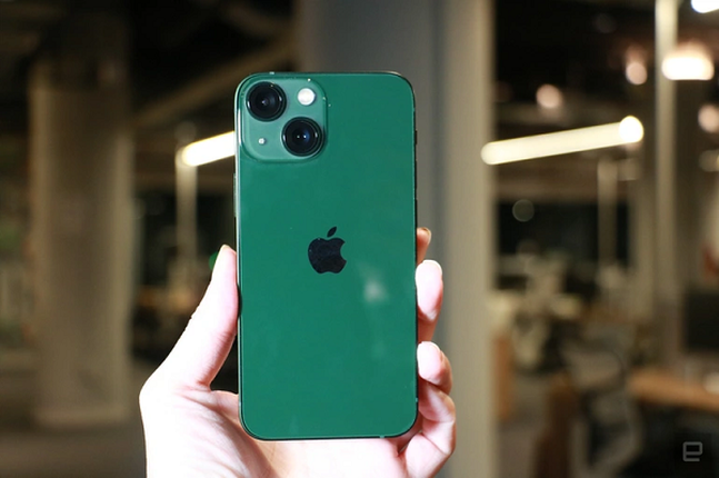 Can canh iPhone 13 mau Alpine Green dep khong ti vet-Hinh-6