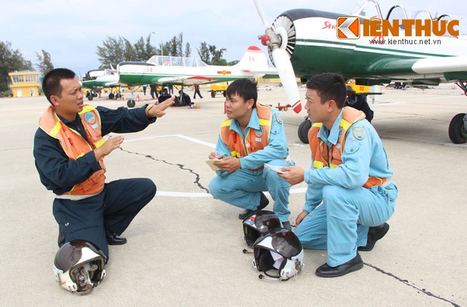 De tro thanh phi cong tiem kich phai hoc cach bay voi Yak-52