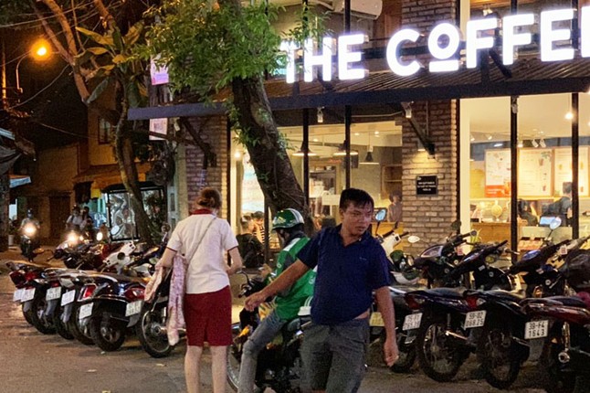 Hinh anh The Coffee House lan chiem via he, 'day' nguoi di bo xuong duong-Hinh-6