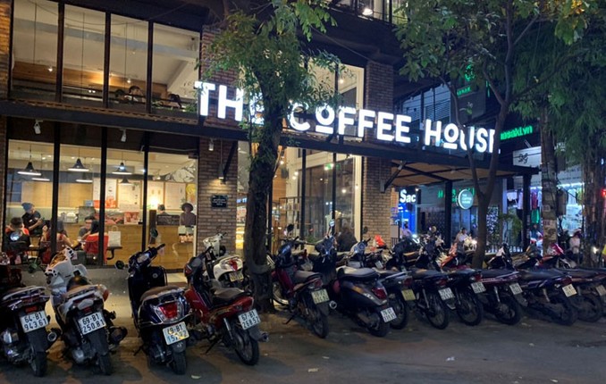 Hinh anh The Coffee House lan chiem via he, 'day' nguoi di bo xuong duong