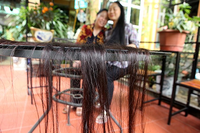 Cụ ông người Việt có mái tóc dài 5m 'lên báo Tây'