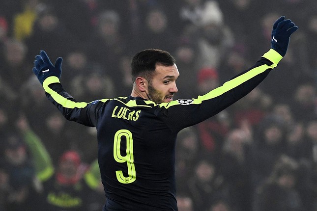 Podolski, Lucas Perez va loi nguyen ao so 9 o Arsenal-Hinh-10