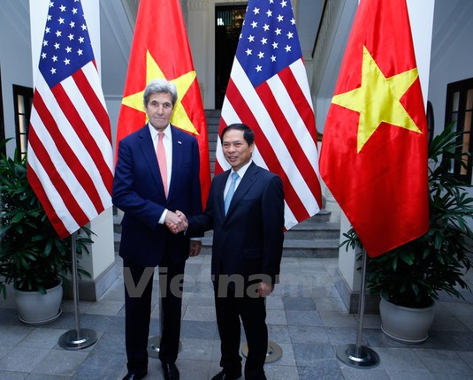 Hinh anh an tuong ve Ngoai truong My John Kerry tai Viet Nam-Hinh-3