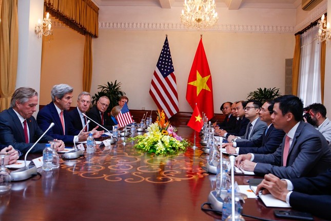 Hinh anh an tuong ve Ngoai truong My John Kerry tai Viet Nam-Hinh-4