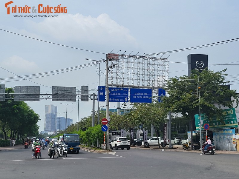 TP HCM: Quang cao ngoai troi sai pham, bien tuong hiem hoa kho luong-Hinh-5