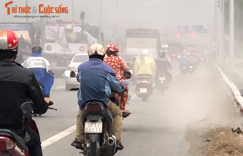 “Bao bui” tan cong nguoi di xe may tren duong dan cao toc TP HCM-Hinh-2